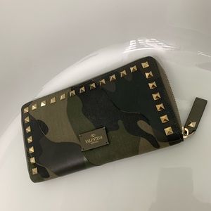 VALENTINO GARAVANI ROCKSTUD ZIP AROUND CAMO WALLET